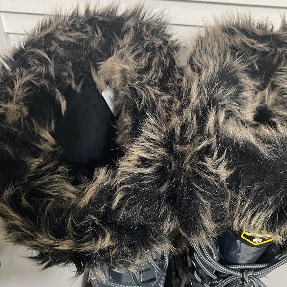 Khombu Caroline Women's Black and Gray Winter Boots - Picture 6 of 8